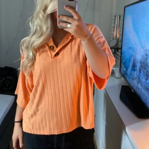 Orange tröja  - Jätte fin tröja från Gina tricot i storlek M. Jag brukar ha S och så sitter den på mig.