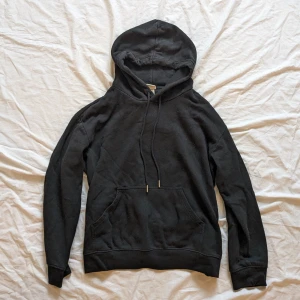 Svart hoodie - Svart hoodie från hm i storlek M