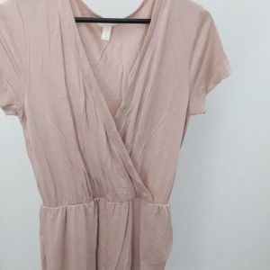 Byxdress - Byxdress som är beige köpt för väldigt länge sedan köpt på h&m 