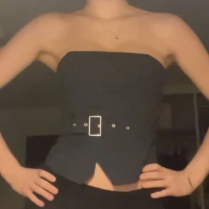 Korsett topp från zara - Den snyggaste korsett toppen från zara.⚡️❤️‍🔥 Säljer pga för liten. Aldrig använd, endast testad. Mörk, mörk blå färg. Ser nästan svart ut. Dragkedja bak. Jag har vanligtvis xs/s och 70DD. Passar någon med A, B, C eller liten D kupa. ❤️