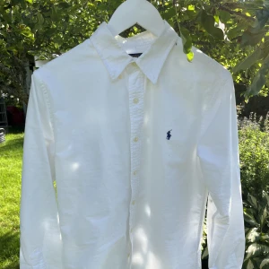 Ralph lauren skjorta - Säljer nu denna riktigt snygga Ralph lauren skjortan då den inte kommer till användning. Den är i extremt bra skick då den endast används ca 5 gånger. Vid frågor är det bara att skicka ett meddelande!😁