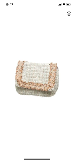 Becksöndergaard väska  - En axelremsväska från Becksöndergaard. Aldrig använd alltså är den helt ny! Den är super fin och man får plats med rätt mkt i den!