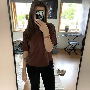 Brun T-shirt - Brun T-shirt från Bik Bok. 