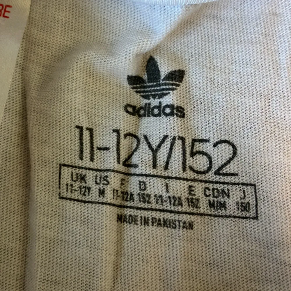 Vit adidas t-shirt i storlek 152/12 år. T-shirts.