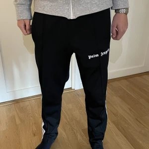 Palm angels  - Palm angels trackpants. Storlek M. Äkthetsbevis finns. Tags tillkommer vid köp. Skick 9/10. Pris 2100