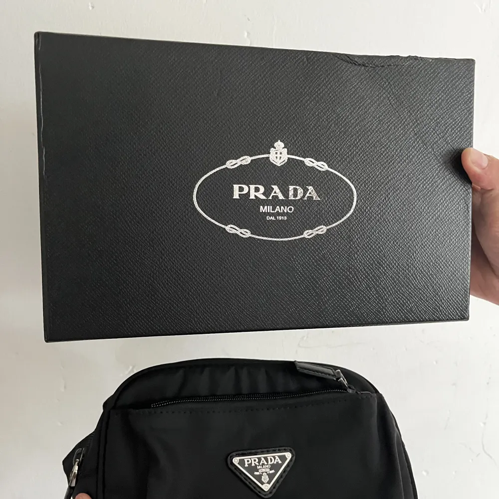 Säljer nu min nästan oanvända Prada magväska nu för ett väldigt bra pris du får även med dig milano boxen. Priset kanske kan diskuteras!. Väskor.