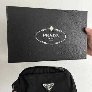 Prada magväska - Säljer nu min nästan oanvända Prada magväska nu för ett väldigt bra pris du får även med dig milano boxen. Priset kanske kan diskuteras!