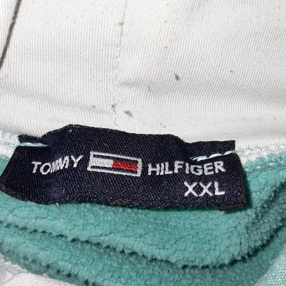 Tommy Hilfiger turkos hoodie använd 2 gånger. Hoodies.