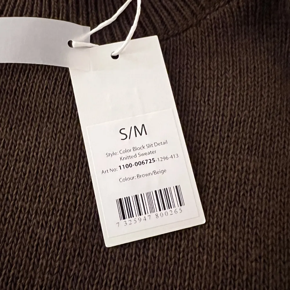 Säljer denna stickade tröjan från NA-KD som aldrig kommit till användning. Superhärligt material som är perfekt nu mot den kyligare tiden. Köpt för 499kr, säljer för 250kr (inklusive frakt) 😚😚. Stickat.
