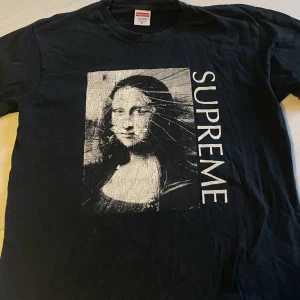 Supreme Tee - Säljer min supreme tee. Mona Lisa print.