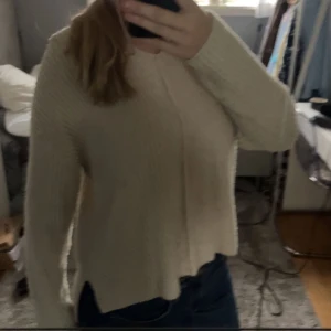 Snygg stickad tröja - Säljer denna jätte snygga beiga  stickade topp💕 Superfin men kommer tyvärr inte till användning hos mig. I strl L men passar bättre som S/M! Säljer för 100 + köpare står för frakt❣️