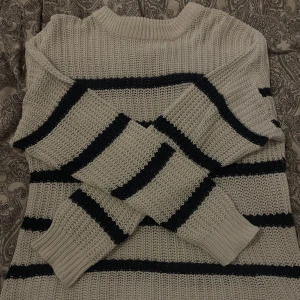 Stickad tröja - Säljer denna jättefina stickade tröja  från lager 157. Jätte fint skick❤️