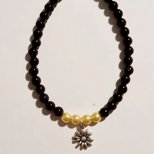 Armband med svarta/gula pärlor  - Vackert armband med svarta och gula pärlor 