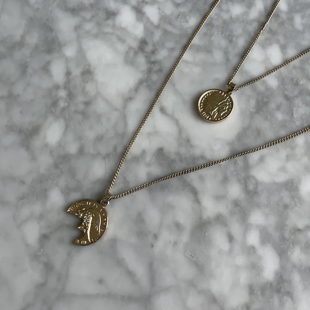 Guldfärgat halsband med berlocker som liknar mynt. Dem sitter ihop så det är liksom ett spänne bara, väldigt skönt då det inte trasslar ihop sig men ser ändå ut som två halsband! ✨🌟🌙 ⚡️. Accessoarer.