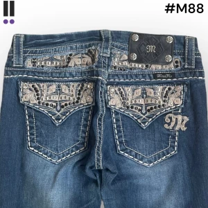 lågmidjade m88 bootcut missme jeans  - MissMe jeans i model Boot 💜 Tag 27W 💜Midja (rakt över) 36cm 💜 Innerben 75cm 💜 Ytterben 98cm 💜 Benöppning 21cm 💜 Nedgångna. 💜Våra mått blir W=28 och L=29 💜 Men jämför alltid måtten med dina bästa jeans💜M88