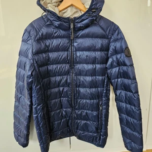 Only & sons jacka - Tja, jag säljer nu min höst/vår jacka från Only & Sons i storlek S. Jacka är lätt och av tunnare dun. Jacka är nästintill oanvänd och är i bra skick. Nypris är 800kr mitt pris 200kr. 