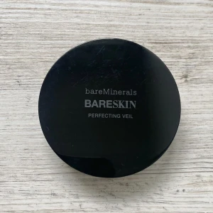 Bare Minerals perfecting veil - Bare Minerals bareskin perfecting veil i färgen medium som endast är testad på handen. Köpt på Åhlens, nypris cirka 400kr. Gratis frakt fram till 10 september 🖤