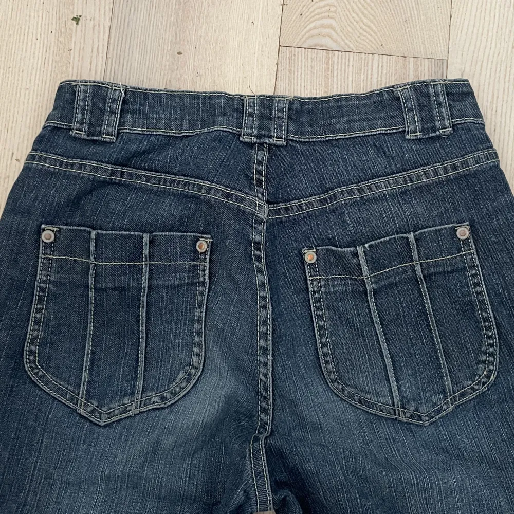 Super coola bootcut jeans köpta secondhand 💕. Jeans & Byxor.