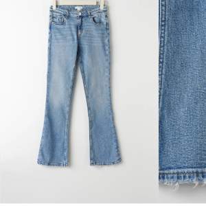 Säljer mina low waist bootcut jeans från gina eftersom att de inte kommer till användning längre💗Jeansen är lite fransiga längst ner💗pris kan diskuteras, köparen står för frakt