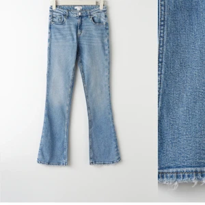 Low waist jeans - Säljer mina low waist bootcut jeans från gina eftersom att de inte kommer till användning längre💗Jeansen är lite fransiga längst ner💗pris kan diskuteras, köparen står för frakt