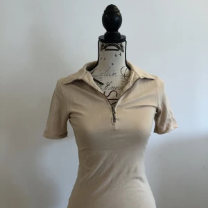 NA-KD Short Sleeved Midi Dress - Fin klänning från NA-KD, passar både under varmare och kallare tider. Stretch material. Pris kan diskuteras:)