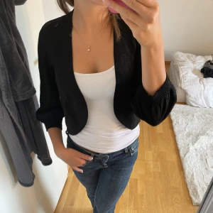 Söt kofta - En perfekt söt, svart kofta  från Lindex i storlek M (jag är 162)⚡️hör gärna av er om ni har några frågor💕 köpare står för frakten!