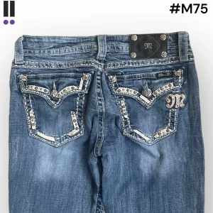 lågmidjade m75 bootcut missme jeans  - MissMe jeans i model Boot 💜 Tag 30W 💜Midja (rakt över) 37cm 💜 Innerben 77cm 💜 Ytterben 104cm 💜 Benöppning 22cm 💜  💜Våra mått blir W=29 och L=30 💜 Men jämför alltid måtten med dina bästa jeans