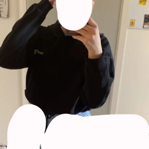 Magtröja hoddie  - Är 158 och den passar perfekt