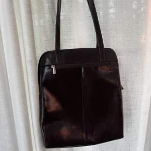 Snygg ”vintage” läderväska från The Monte. Mörkbruntläder, köpt secondhand men aldrig använd:) Rymmer laptop och böcker!