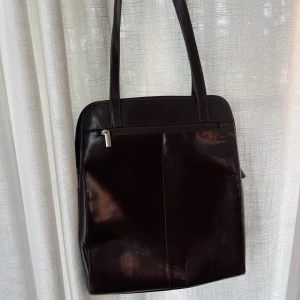 Rymlig läder väska - Snygg ”vintage” läderväska från The Monte. Mörkbruntläder, köpt secondhand men aldrig använd:) Rymmer laptop och böcker!