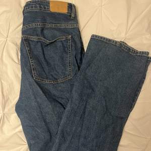 Mörkblå Jeans från monki med lite bootcut 