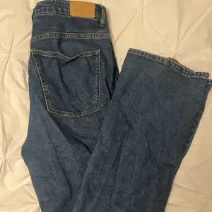 Mörkblå Jeans från monki med lite bootcut 