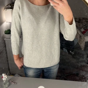 Stickat - Säljer denna stickade tröja då den ej kommer till användning längre. Men tycker den är sjukt snygg och skön. 