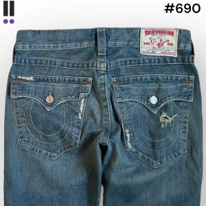 true religion #690 jeans - True Religion jeans i model Joey 💜 Tag 32W 💜Midja (rakt över) 43cm 💜 Innerben 80cm 💜 Ytterben 111cm 💜 Benöppning 28cm 💜 Nedgångna och uppsydda 💜Våra mått blir W=33 och L=31 💜 Men jämför alltid måtten med dina bästa jeans💜690