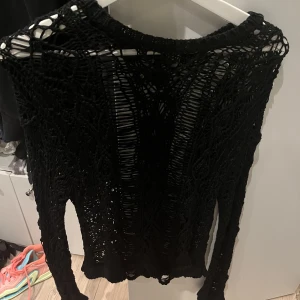 Zara törja - Snygg zara tröja me hål i. Nyskick och nypris 369kr