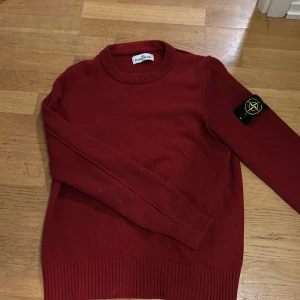 Stickad Stone island tröja  - Stickad stone island tröja i färg röd. Den är i använt skick. 