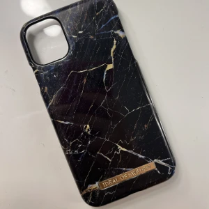 Idel of Sweden skal  - Säljer mina skal från ideal of Sweden till iPhone 11🩷 det första och glittra skalet har små defekter på kanten men inte alls synligt🖤 sälj som paket eller styck