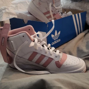 Adidas forum mid rosa och vita - Adidas forum mid. Aldrig använda storlek 38.