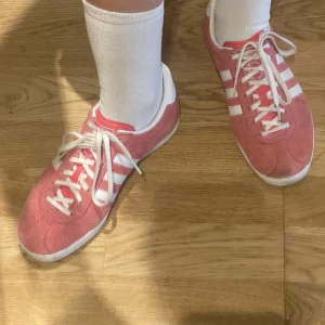 Adidas sneakers - Gulliga gazelle (tror jag?) i mocka adidas, liten fläck på tån.