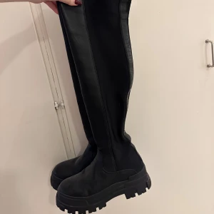 Knähöga Buffalo stövlar - Knähöga Buffalo stövlar använda  fåtal gånger (typ 2). Superbekväma och fina har bara ett par liknande jag gillar mer och har därför inte använts. Tjock sula och veganska.  Storlek 40 (men jag brukar kunna ha 39.) pris kan diskuteras vid snabb affär