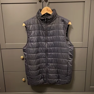 Zara väst  - Tja, säljer en tunnare väst från zara som är i schysst skick men som har små märken bak på ryggen men det syns knappt. 