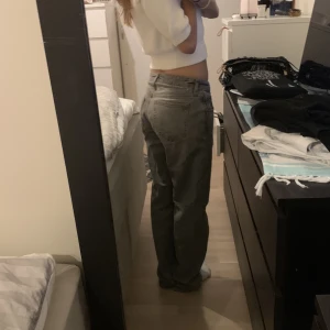 Straight leg jeans - Säljer dessa snygga jeans från weekday, dom är straight och lowwaist, storlek 27/32💞