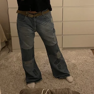 Bagy jeans - Ett par pösiga jeans med lite flare. Vet ej storlek men skulle chansa mellan M/L, skärpet ingår <3  Jag är 167cm