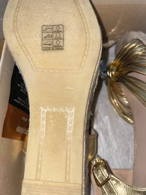 Espadriller - Klassisk espadrill från CC shoes. Flätad yttersula i jute enligt den traditionella spanska metoden ”Punto Ojal”. Tillverkad för hand i Spanien