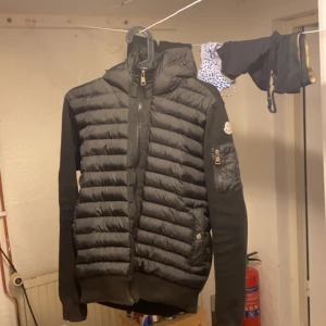 Moncler cardigan  - Säljer nu mig moncler cardigan dö den blivit för liten  Storlek s passar medium 