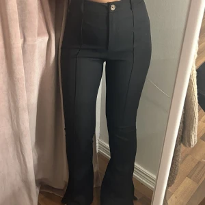 Svarta kostymbyxor - Oanvända kostymbyxor med slits därnere. Storlek 36/S. De är högmidjade.