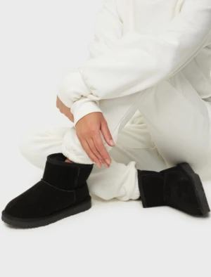 Uggs - Uggs från Nelly. Säljer eftersom dom va för stora då jag har 39. Nypris 349 kr men säljer för 150 kr. Priset kan diskuteras vid snabb affär