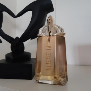 Alien goddess edp 60ml - Säljer Alien goddess edp i 60ml. Aldrig använd så den är helt full.💕