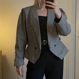 Vintage kavaj - Skulle tro i något typ av ullmaterial. Superfin passform. Jag på bild är 171/XS! 