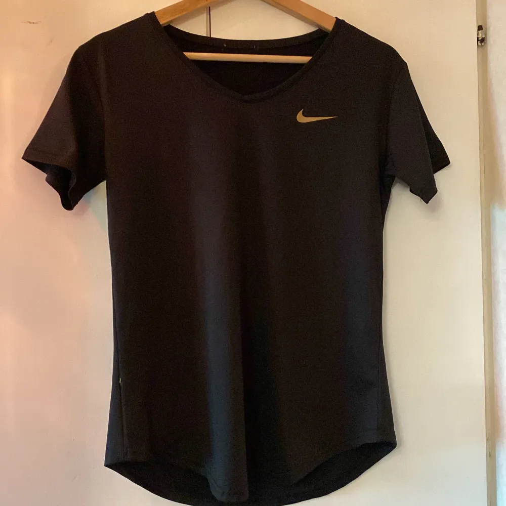 Nike t-shirts säljer denna för har många t-shirts så vill bli av med några men den är väldigt fin🫶🏽. T-shirts.